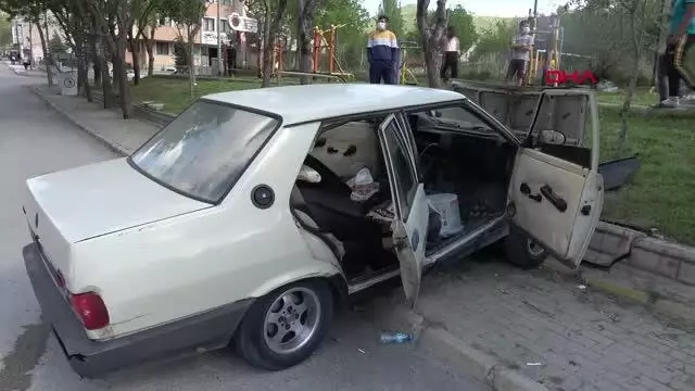 Son dakika haberleri: FRENİ BOŞALAN OTOMOBİL, ÇOCUK PARKI DUVARINA ÇARPARAK DURABİLDİ Son dakika haberleri: FRENİ BOŞALAN OTOMOBİL, ÇOCUK PARKI DUVARINA ÇARPARAK DURABİLDİ