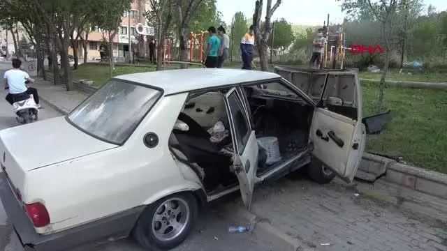 Son dakika haberleri: FRENİ BOŞALAN OTOMOBİL, ÇOCUK PARKI DUVARINA ÇARPARAK DURABİLDİ Son dakika haberleri: FRENİ BOŞALAN OTOMOBİL, ÇOCUK PARKI DUVARINA ÇARPARAK DURABİLDİ