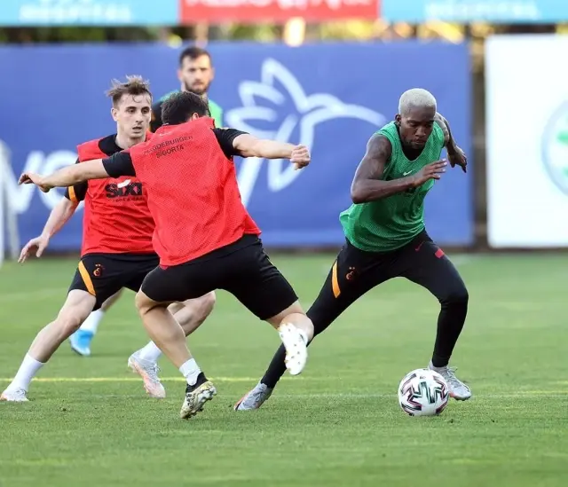 Galatasaray derbinin taktiğini çalıştı Galatasaray derbinin taktiğini çalıştı