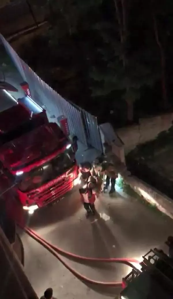GAZİOSMANPAŞA'DA ÇATI YANGININA MÜDAHALE EDEN İTFAİYE ERİ DÜŞEREK YARALANDI