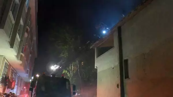GAZİOSMANPAŞA'DA ÇATI YANGININA MÜDAHALE EDEN İTFAİYE ERİ DÜŞEREK YARALANDI