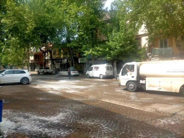 Gölbaşı Belediyesi yolları ve kaldırımları dezenfekte ediyor Gölbaşı Belediyesi yolları ve kaldırımları dezenfekte ediyor
