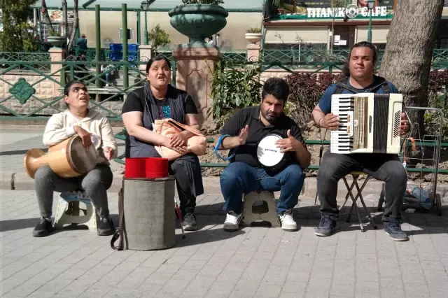Görme engelli sanatçılardan vatandaşlara müzik ziyafeti Görme engelli sanatçılardan vatandaşlara müzik ziyafeti
