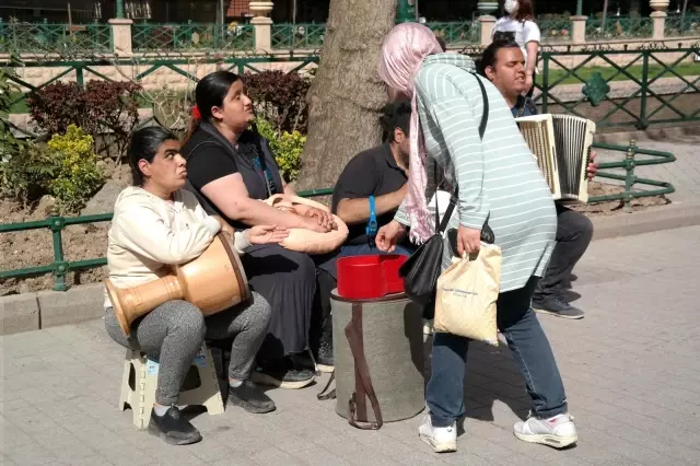 Görme engelli sanatçılardan vatandaşlara müzik ziyafeti Görme engelli sanatçılardan vatandaşlara müzik ziyafeti