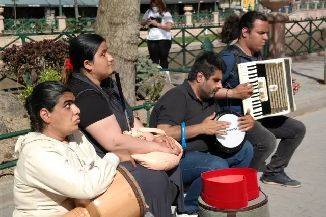 Görme engelli sanatçılardan vatandaşlara müzik ziyafeti Görme engelli sanatçılardan vatandaşlara müzik ziyafeti