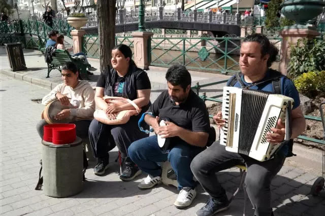 Görme engelli sanatçılardan vatandaşlara müzik ziyafeti Görme engelli sanatçılardan vatandaşlara müzik ziyafeti