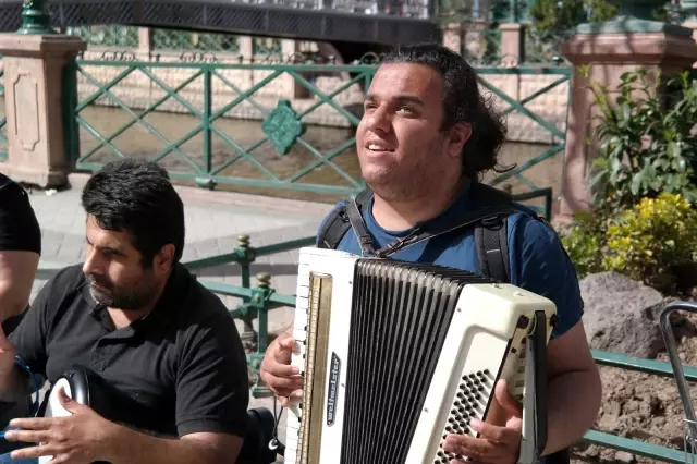 Görme engelli sanatçılardan vatandaşlara müzik ziyafeti Görme engelli sanatçılardan vatandaşlara müzik ziyafeti