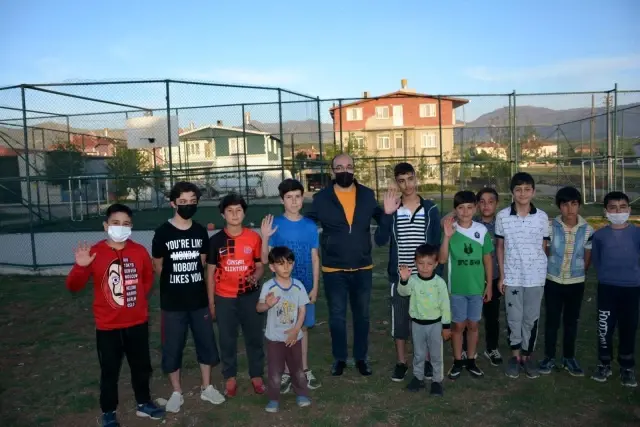 Hala sahada sakatlanan minikler belediye başkanından sahanın yenilenmesini istedi Hala sahada sakatlanan minikler belediye başkanından sahanın yenilenmesini istedi