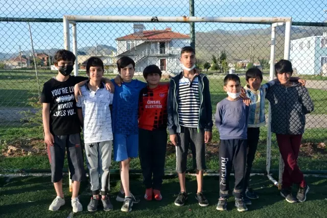 Hala sahada sakatlanan minikler belediye başkanından sahanın yenilenmesini istedi Hala sahada sakatlanan minikler belediye başkanından sahanın yenilenmesini istedi