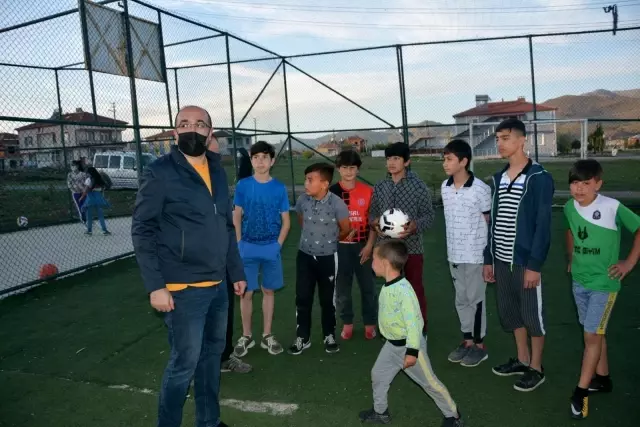 Hala sahada sakatlanan minikler belediye başkanından sahanın yenilenmesini istedi Hala sahada sakatlanan minikler belediye başkanından sahanın yenilenmesini istedi