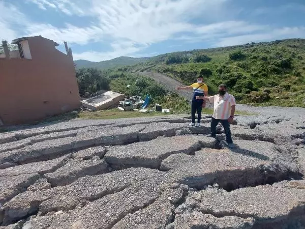 HARMANDALI'NDA YARIKLAR NEDENİYLE TAHLİYE EDİLEN EV YIKILDI, 5 EV DAHA BOŞALTILDI HARMANDALI'NDA YARIKLAR NEDENİYLE TAHLİYE EDİLEN EV YIKILDI, 5 EV DAHA BOŞALTILDI