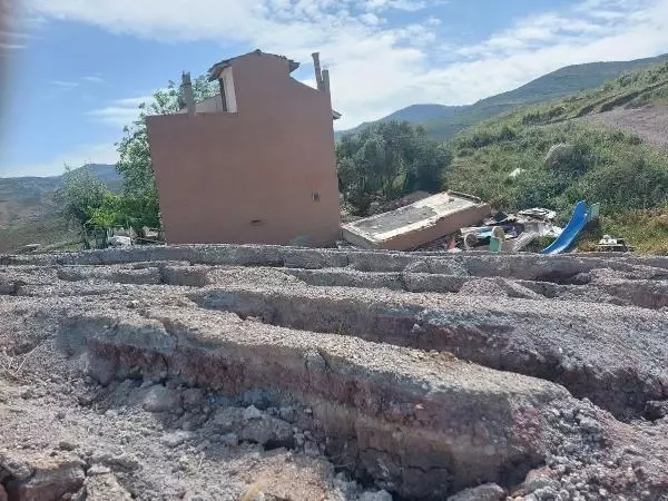 HARMANDALI'NDA YARIKLAR NEDENİYLE TAHLİYE EDİLEN EV YIKILDI, 5 EV DAHA BOŞALTILDI HARMANDALI'NDA YARIKLAR NEDENİYLE TAHLİYE EDİLEN EV YIKILDI, 5 EV DAHA BOŞALTILDI
