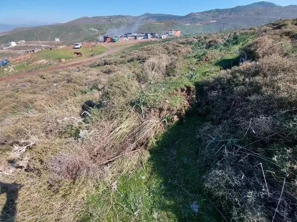 HARMANDALI'NDA YARIKLAR NEDENİYLE TAHLİYE EDİLEN EV YIKILDI, 5 EV DAHA BOŞALTILDI HARMANDALI'NDA YARIKLAR NEDENİYLE TAHLİYE EDİLEN EV YIKILDI, 5 EV DAHA BOŞALTILDI