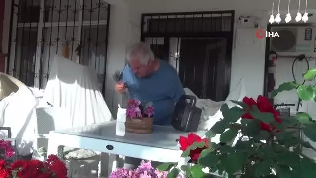 Son dakika haber | Hem eğleniyor, hem uyarıyor...Sokağa çıkma yasağına uymayanları ikaz için balkonuna polis sirenli ses sistemi kurdu Son dakika haber | Hem eğleniyor, hem uyarıyor...Sokağa çıkma yasağına uymayanları ikaz için balkonuna polis sirenli ses sistemi kurdu