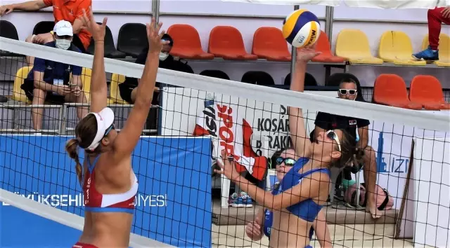 İzmir'de plaj voleybolu heyecanı başladı İzmir'de plaj voleybolu heyecanı başladı