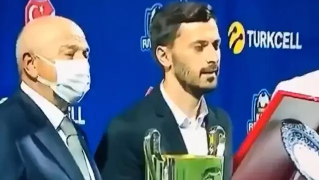 Kadına şiddet davası devam eden teknik direktör Efe Mehmet Aydın'a ödül verildi Kadına şiddet davası devam eden teknik direktör Efe Mehmet Aydın'a ödül verildi