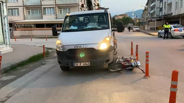Kamyonetin altında kalan sürücü yaşam savaşı veriyor Kamyonetin altında kalan sürücü yaşam savaşı veriyor
