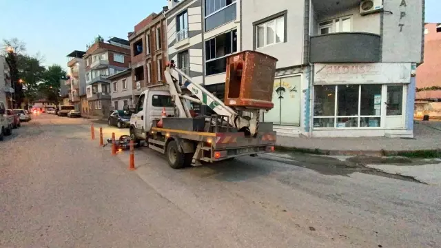 Kamyonetin altında kalan sürücü yaşam savaşı veriyor Kamyonetin altında kalan sürücü yaşam savaşı veriyor