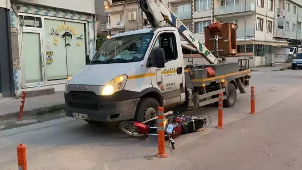Kamyonetin altında sürüklenen motosiklet sürücüsü ağır yaralandı Kamyonetin altında sürüklenen motosiklet sürücüsü ağır yaralandı