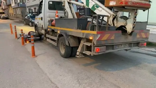 Kamyonetin altında sürüklenen motosiklet sürücüsü ağır yaralandı Kamyonetin altında sürüklenen motosiklet sürücüsü ağır yaralandı