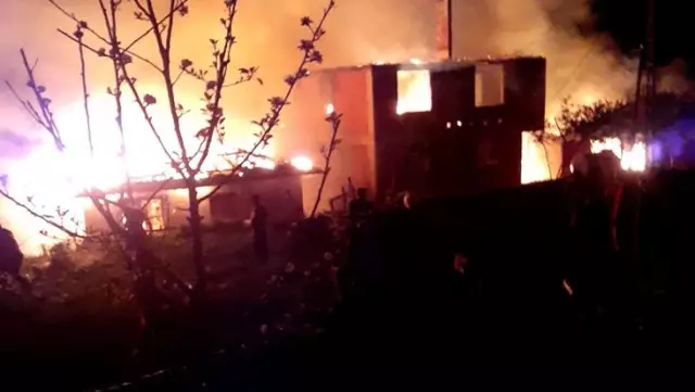 Köye düşen yıldırım, 6 kardeşe ait 6 evi de kül etti Köye düşen yıldırım, 6 kardeşe ait 6 evi de kül etti