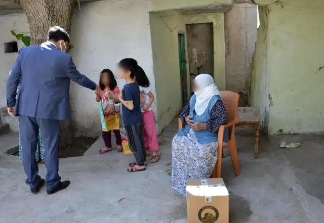 Kaymakam Öztürk, Ramazan ayında vatandaşlara gıda yardımında bulundu