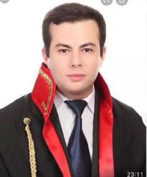 Tutuklanan sahte 'BM Savcısı'nın bir foyası daha ortaya çıktı! Bakın mahallede nasıl geziyormuş Tutuklanan sahte 'BM Savcısı'nın bir foyası daha ortaya çıktı! Bakın mahallede nasıl geziyormuş