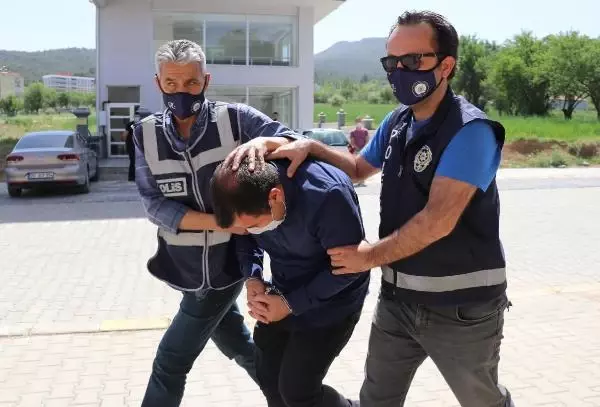 Tutuklanan sahte 'BM Savcısı'nın bir foyası daha ortaya çıktı! Bakın mahallede nasıl geziyormuş Tutuklanan sahte 'BM Savcısı'nın bir foyası daha ortaya çıktı! Bakın mahallede nasıl geziyormuş
