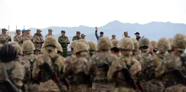 - Kırgızistan Cumhurbaşkanı Caparov, çatışmaların yaşandığı sınır bölgesini ziyaret etti - Kırgızistan Cumhurbaşkanı Caparov, çatışmaların yaşandığı sınır bölgesini ziyaret etti