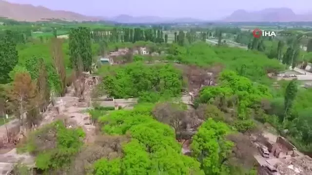 Kırgızistan-Tacikistan çatışmasında köylerini terk eden Kırgız halkı evlerine dönüyor- Evinde sakladığı erikleri çatışmada kullanılamaz hale gelen... Kırgızistan-Tacikistan çatışmasında köylerini terk eden Kırgız halkı evlerine dönüyor- Evinde sakladığı erikleri çatışmada kullanılamaz hale gelen...