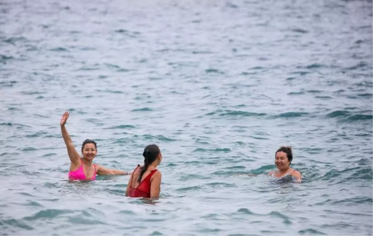 Kısıtlamadan muaf turistler sahilde