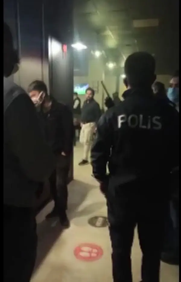 Kısıtlamalara rağmen 2 kafede oturan 28 kişiye 34 bin lira ceza Kısıtlamalara rağmen 2 kafede oturan 28 kişiye 34 bin lira ceza