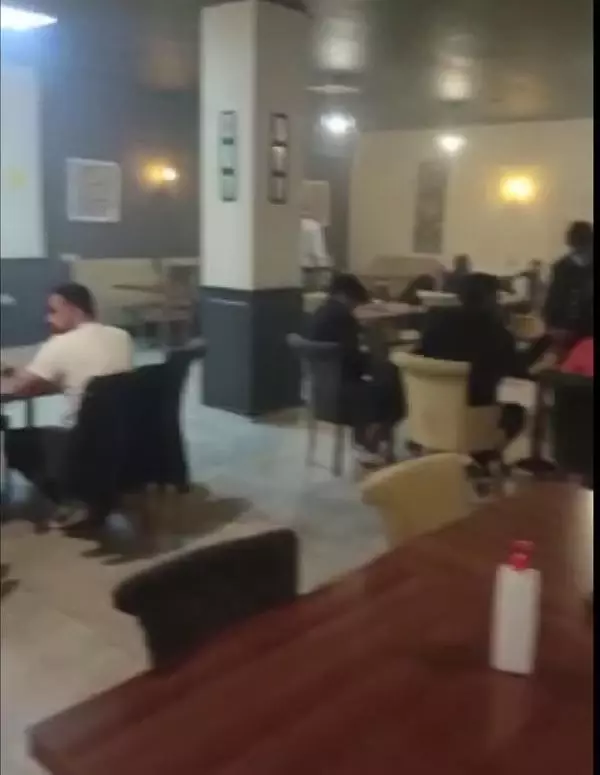 Kısıtlamalara rağmen 2 kafede oturan 28 kişiye 34 bin lira ceza Kısıtlamalara rağmen 2 kafede oturan 28 kişiye 34 bin lira ceza