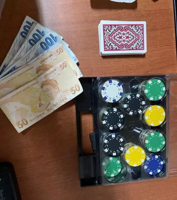 Kısıtlamalara rağmen kahvede kumara 28 bin lira ceza Kısıtlamalara rağmen kahvede kumara 28 bin lira ceza