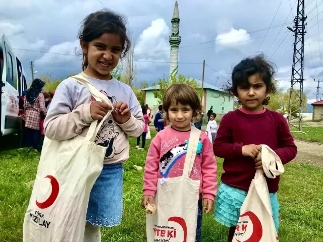 Son dakika haber: Kızılay Kadın Kolları, Ramazan Bayramı öncesi çocukların yüzünü güldürdü Son dakika haber: Kızılay Kadın Kolları, Ramazan Bayramı öncesi çocukların yüzünü güldürdü