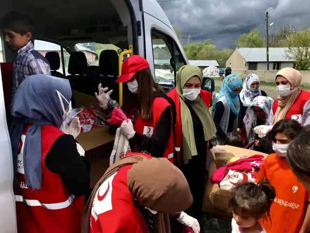 Son dakika haber: Kızılay Kadın Kolları, Ramazan Bayramı öncesi çocukların yüzünü güldürdü Son dakika haber: Kızılay Kadın Kolları, Ramazan Bayramı öncesi çocukların yüzünü güldürdü