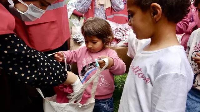 Son dakika haber: Kızılay Kadın Kolları, Ramazan Bayramı öncesi çocukların yüzünü güldürdü Son dakika haber: Kızılay Kadın Kolları, Ramazan Bayramı öncesi çocukların yüzünü güldürdü
