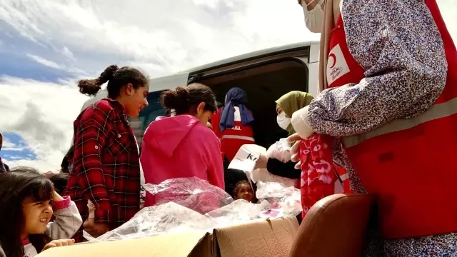 Son dakika haber: Kızılay Kadın Kolları, Ramazan Bayramı öncesi çocukların yüzünü güldürdü Son dakika haber: Kızılay Kadın Kolları, Ramazan Bayramı öncesi çocukların yüzünü güldürdü