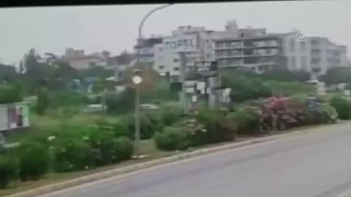 Kontrolden çıkan tırın devrilme anı güvenlik kamerasına yansıdı