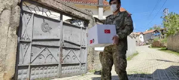 Son dakika haber! Kosova'da Türk askerinden 500 aileye bayram yardımı Son dakika haber! Kosova'da Türk askerinden 500 aileye bayram yardımı