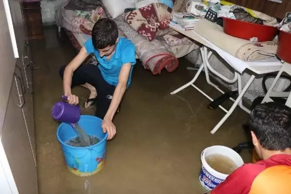 ADANA KOZAN'DA SAĞANAK, SU BASKINLARINA NEDEN OLDU ADANA KOZAN'DA SAĞANAK, SU BASKINLARINA NEDEN OLDU