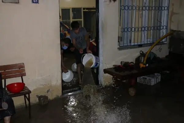 ADANA KOZAN'DA SAĞANAK, SU BASKINLARINA NEDEN OLDU ADANA KOZAN'DA SAĞANAK, SU BASKINLARINA NEDEN OLDU