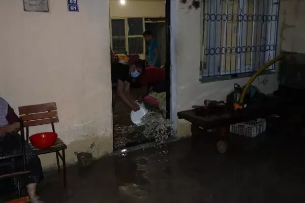 ADANA KOZAN'DA SAĞANAK, SU BASKINLARINA NEDEN OLDU ADANA KOZAN'DA SAĞANAK, SU BASKINLARINA NEDEN OLDU