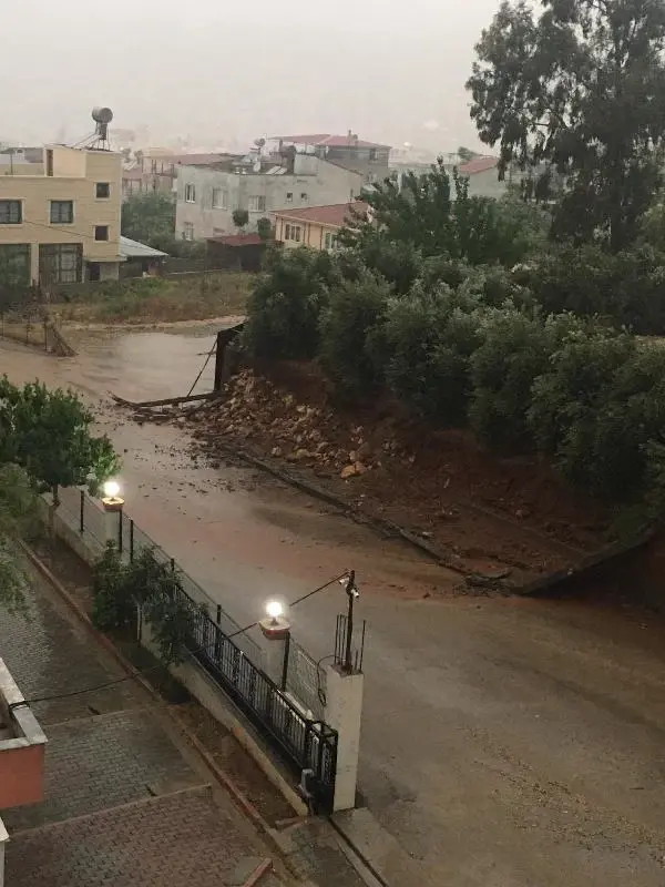 ADANA KOZAN'DA SAĞANAK, SU BASKINLARINA NEDEN OLDU ADANA KOZAN'DA SAĞANAK, SU BASKINLARINA NEDEN OLDU