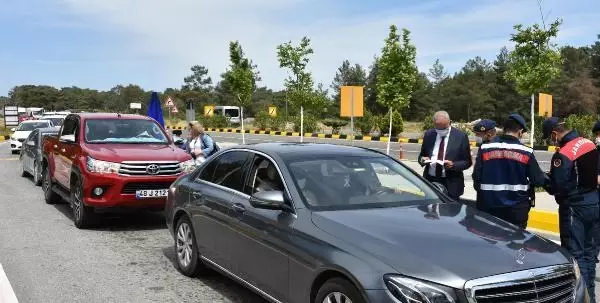 MUĞLA MARMARİS KAYMAKAMI JANDARMA İLE DENETİM YAPTI MUĞLA MARMARİS KAYMAKAMI JANDARMA İLE DENETİM YAPTI