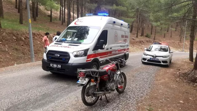 Motosiklet şarampole yuvarlandı: 2 yaralı Motosiklet şarampole yuvarlandı: 2 yaralı