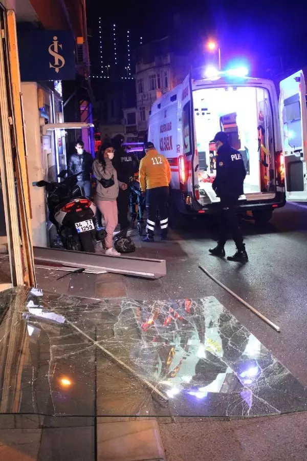 MOTOSİKLETİYLE İŞYERİNİN CAMINA ÇARPAN ALKOLLÜ SÜRÜCÜ YARALANDI MOTOSİKLETİYLE İŞYERİNİN CAMINA ÇARPAN ALKOLLÜ SÜRÜCÜ YARALANDI
