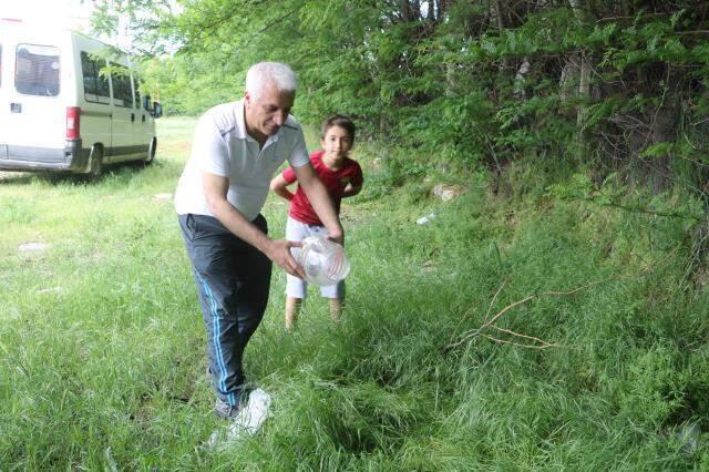 Oldukça nadir görülen semender, site bahçesinde bulundu Oldukça nadir görülen semender, site bahçesinde bulundu