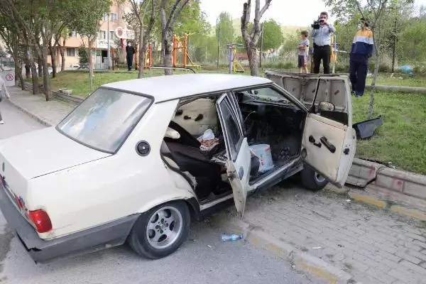 Son dakika... Otomobil, çocuk parkında beton bordüre çarptı; 3 kişi yaralandı Son dakika... Otomobil, çocuk parkında beton bordüre çarptı; 3 kişi yaralandı