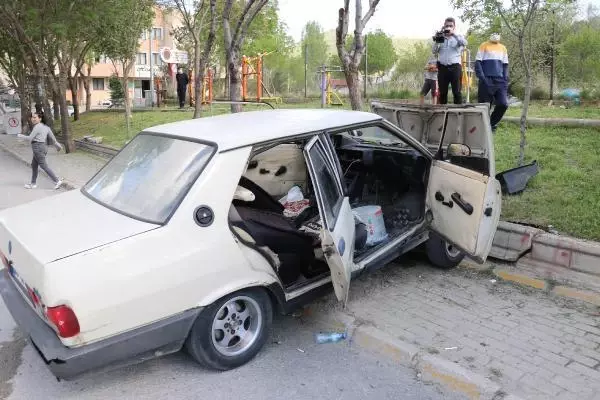 Son dakika... Otomobil, çocuk parkında beton bordüre çarptı; 3 kişi yaralandı Son dakika... Otomobil, çocuk parkında beton bordüre çarptı; 3 kişi yaralandı